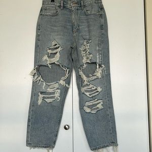 American Eagle ripped Mom Jeans, size 6 short, with a tag